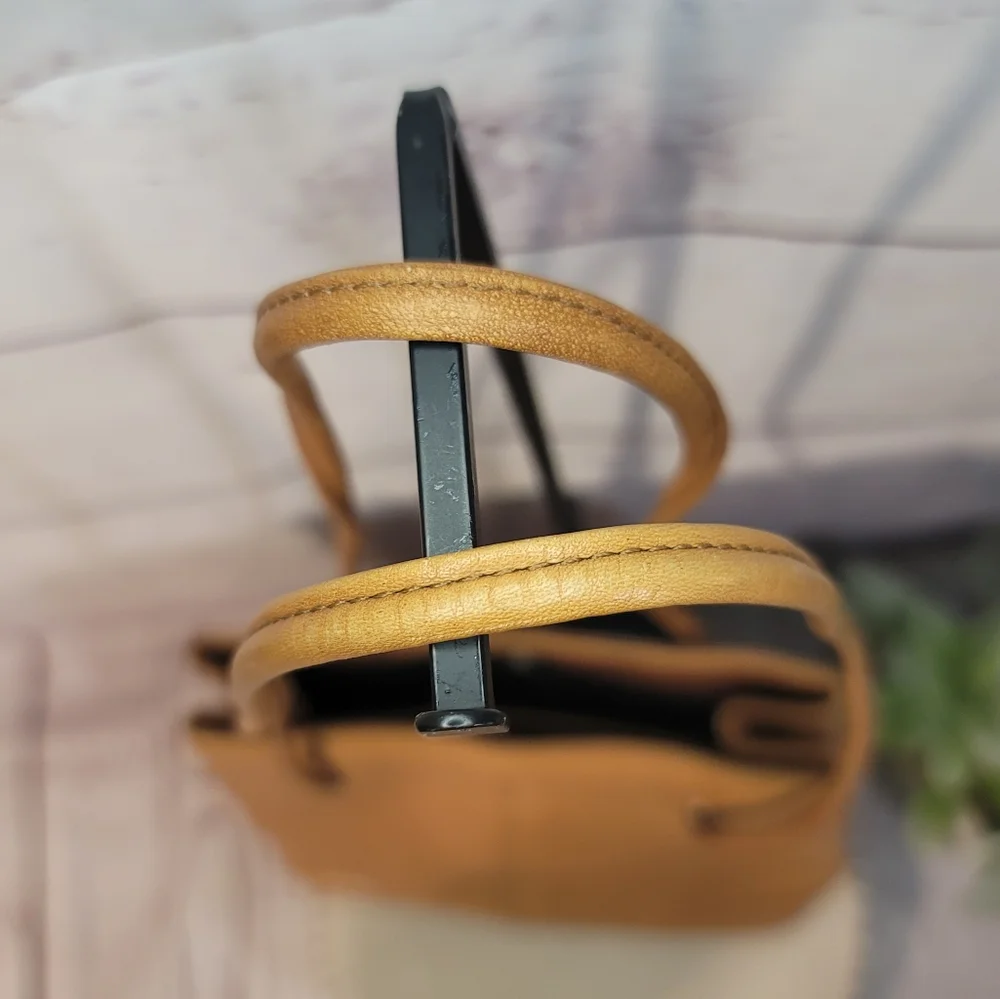 Wilsons Leather Vintage  Elegant Tan Leather Tote Bag - Picture 8 of 9